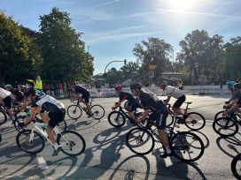 Cyclassics-Teilnehmende an der Kreuzung Kieler Straße und Marktstraße